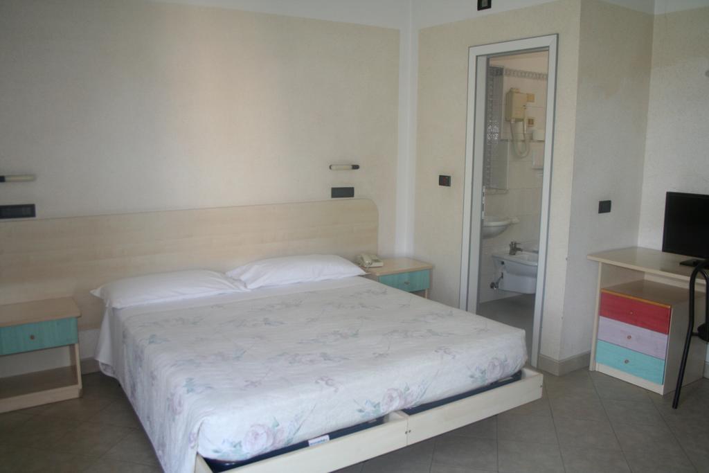 Hotel Saint Tropez Riccione Rum bild